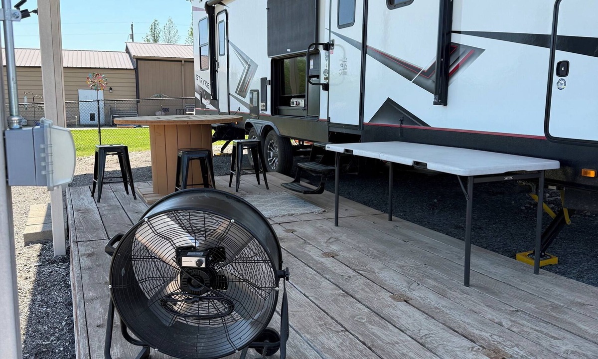 Quitman House | Lake Fork Trophy Bass Stay - Toy Hauler RV - 2 Bedroom's