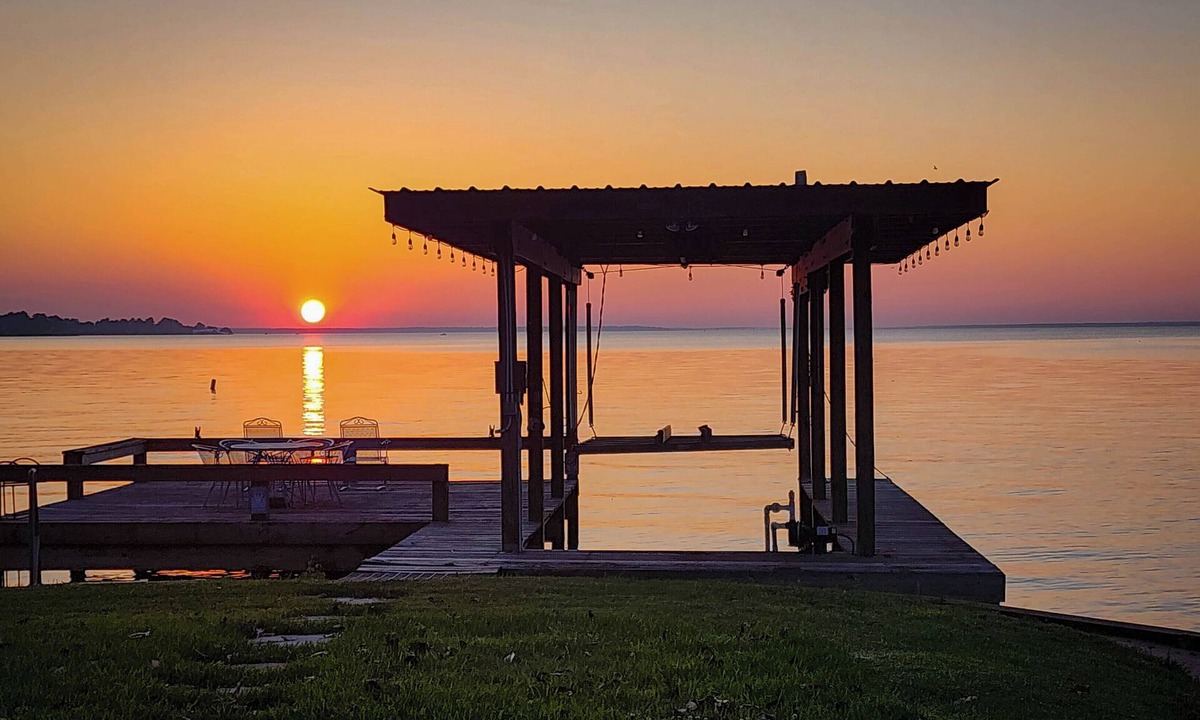 Blanchard Cottage | ‣ Lake Livingston Waterfront House, Sunset views. Deep water, Fishing, Kayaking.