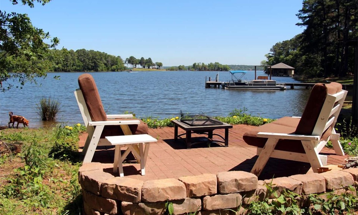 Berryville House | Lake Palestine Family Getaway w/Waterfront Deck