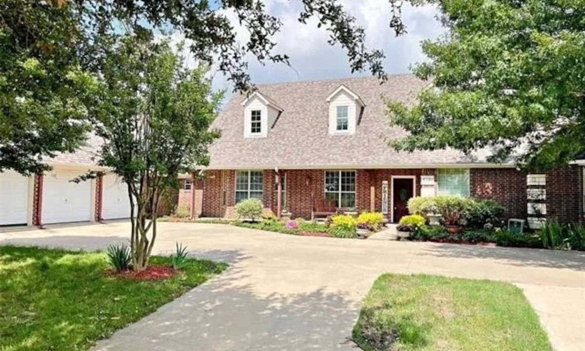 Point House | Lake Tawakoni Retreat A charming country side getaway.