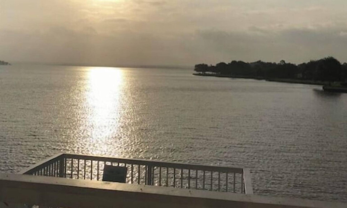 April Sound House | Lakefront-April Sound -Hot tub bath with Panoramic lake view- Fish off the dock