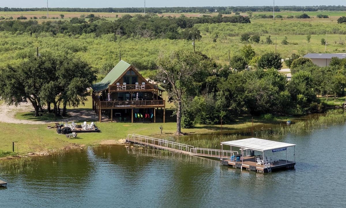 Eastland Cabin | Lakefront log cabin w/private dock! Dog friendly!