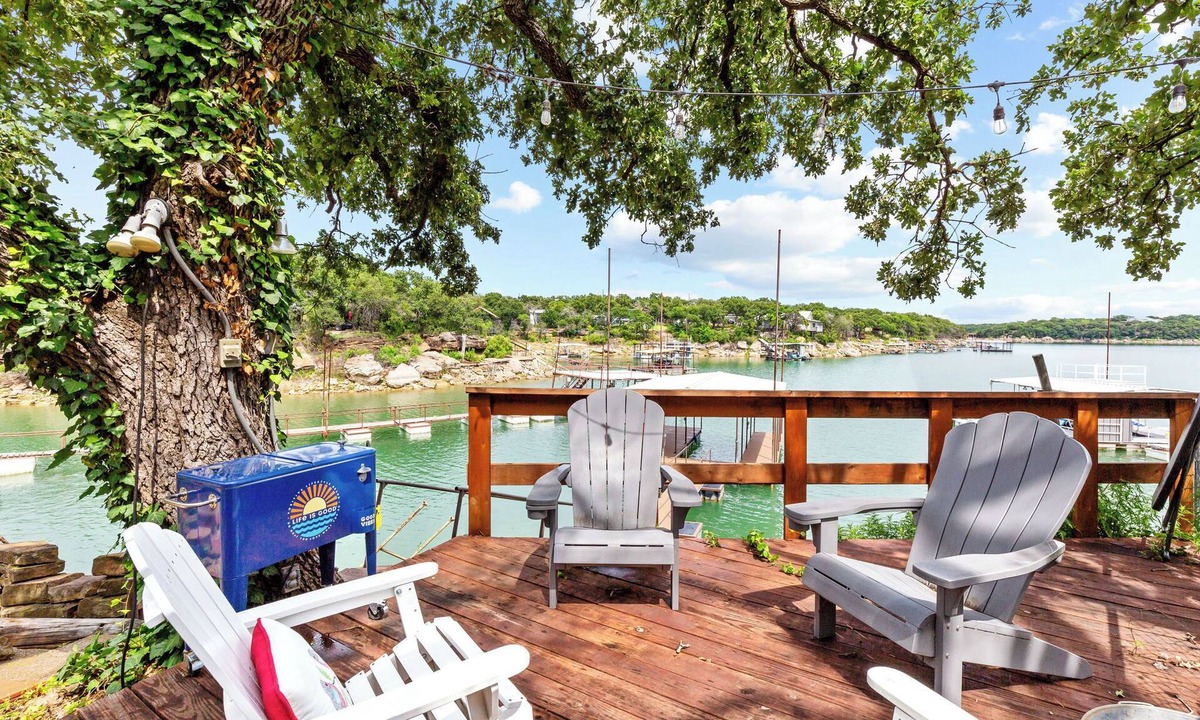 Cisco House | LAKEFRONT ~ Weekday & Spring Deals! Fishing ~ Private Dock ~ Pets OK