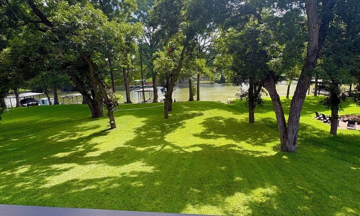 McQueeney House | Lakehouse 3BR Retreat –Kayaks, Paddleboards, Floating Dock, PingPong, Volleyball