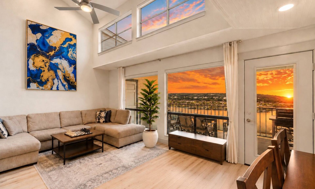 Briarcliff Condo | Lakeside Luxury Condo w/Wake Surf Boat, Pool, Hot Tub, 35min From Austin