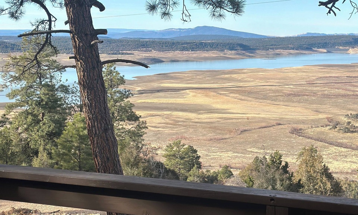 Rutheron House | LAKEVIEW 2-bedroom home overlooking Heron Lake