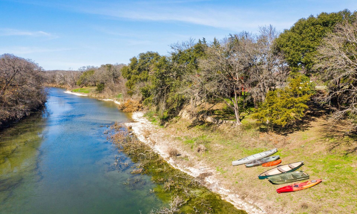 McGregor Cottage | Lazy River Cottage on the Middle Bosque River - kayaks and boats available.