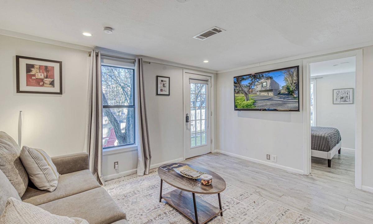 Dawson House | Location! Cozy 2 BDRM I Walk to SOCO/Mins to DT