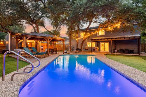 Round Rock House | Lone Star Luxe - Heated Pool - Game room - Mini-Golf & Bar