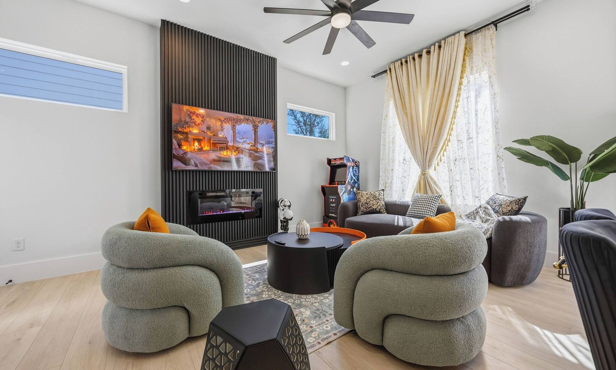 Foster Place House | Lux Grand Dtown; Hou/NRG WorldCup Stadium; Med Ctr; HotTub/Sauna; 6 Bedrooms; 20