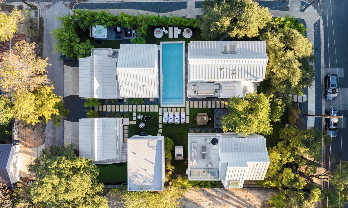 Bouldin House | Luxe 11BDR w/Putting Green, Game Room, Pool | Bouldin Collective by AvantStay