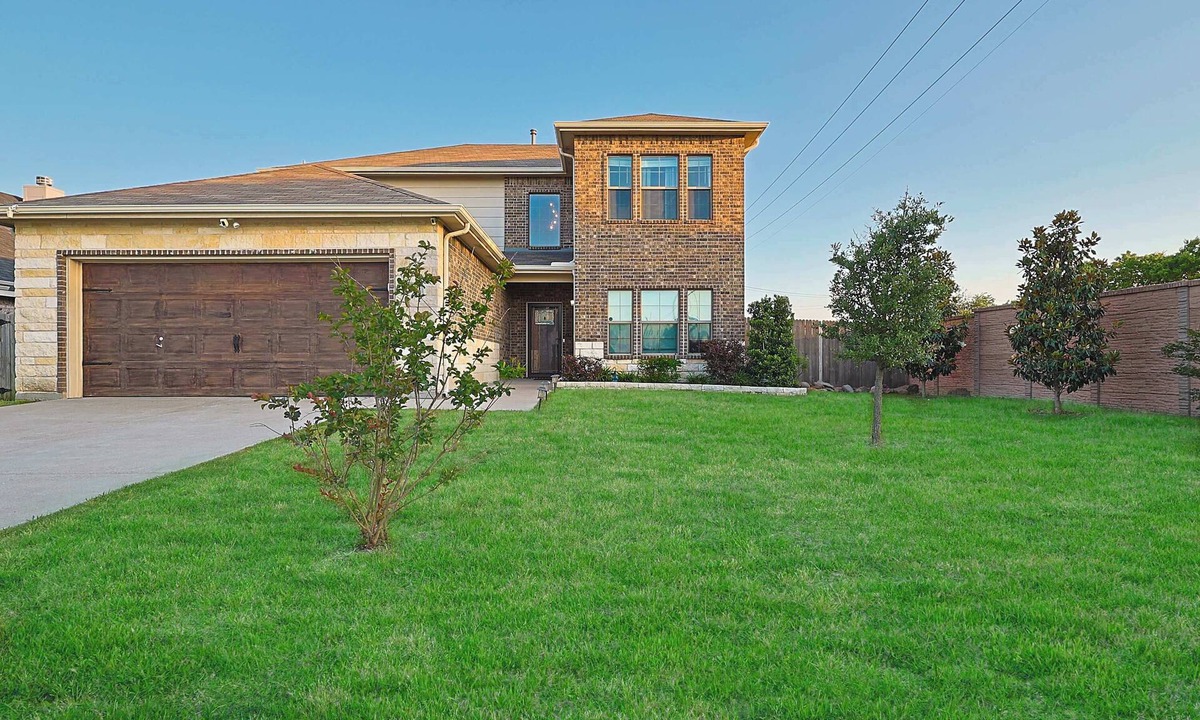 Royse City House | Luxe House Stay w Glamping, Pool, Golf Sim, Cinema