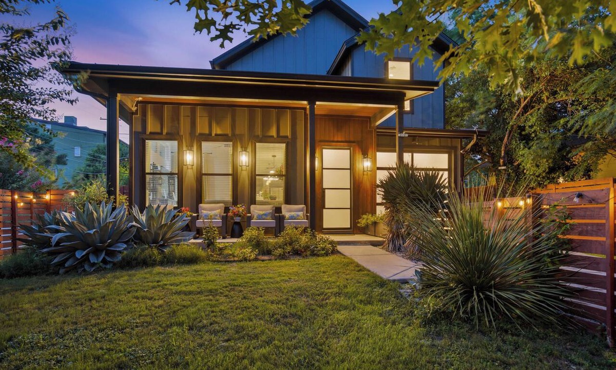 Swede Hill House | LUXE Spacious Downtown Retreat; SwimSpa; BBQ&FreeParking; Steps2 Moody&UT&6th St