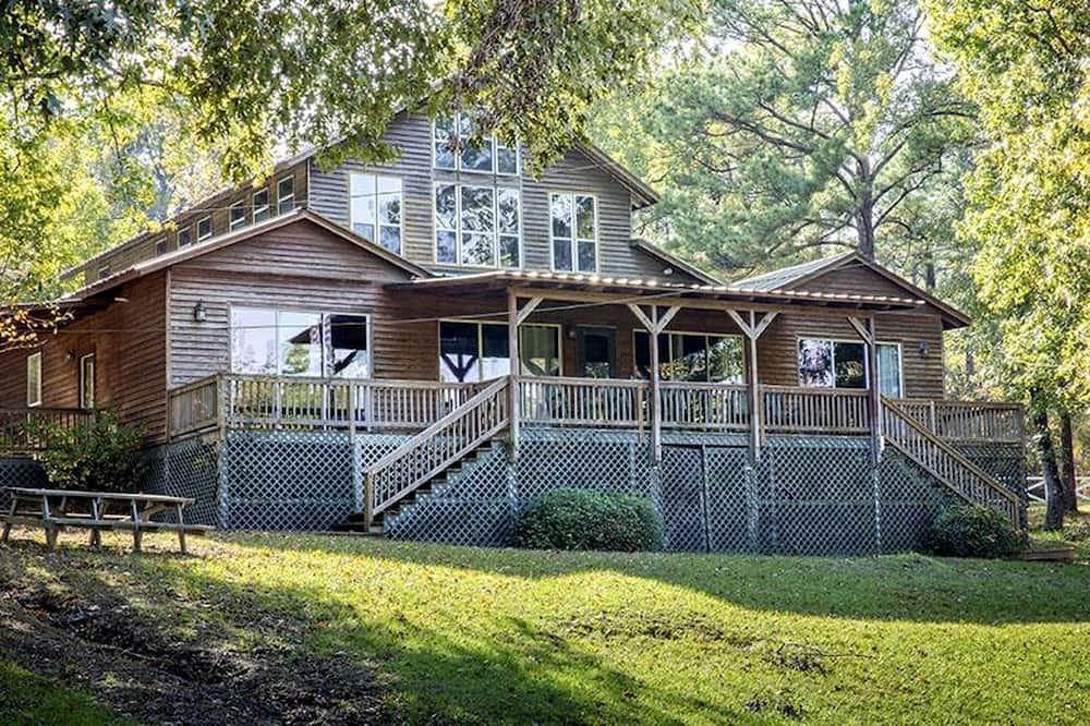Zwolle Cabin | Luxurious Retreat Cabin with Scenic Pond Views, Expansive Decks, and Resort Amenities Near Zwolle, LA