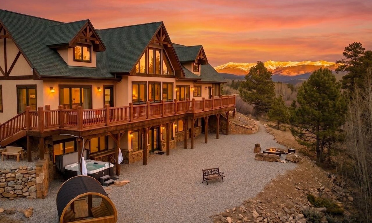 Twin Lakes House | Luxurious retreat with grand views of Twin Lakes and the Sawatch Mountain Range