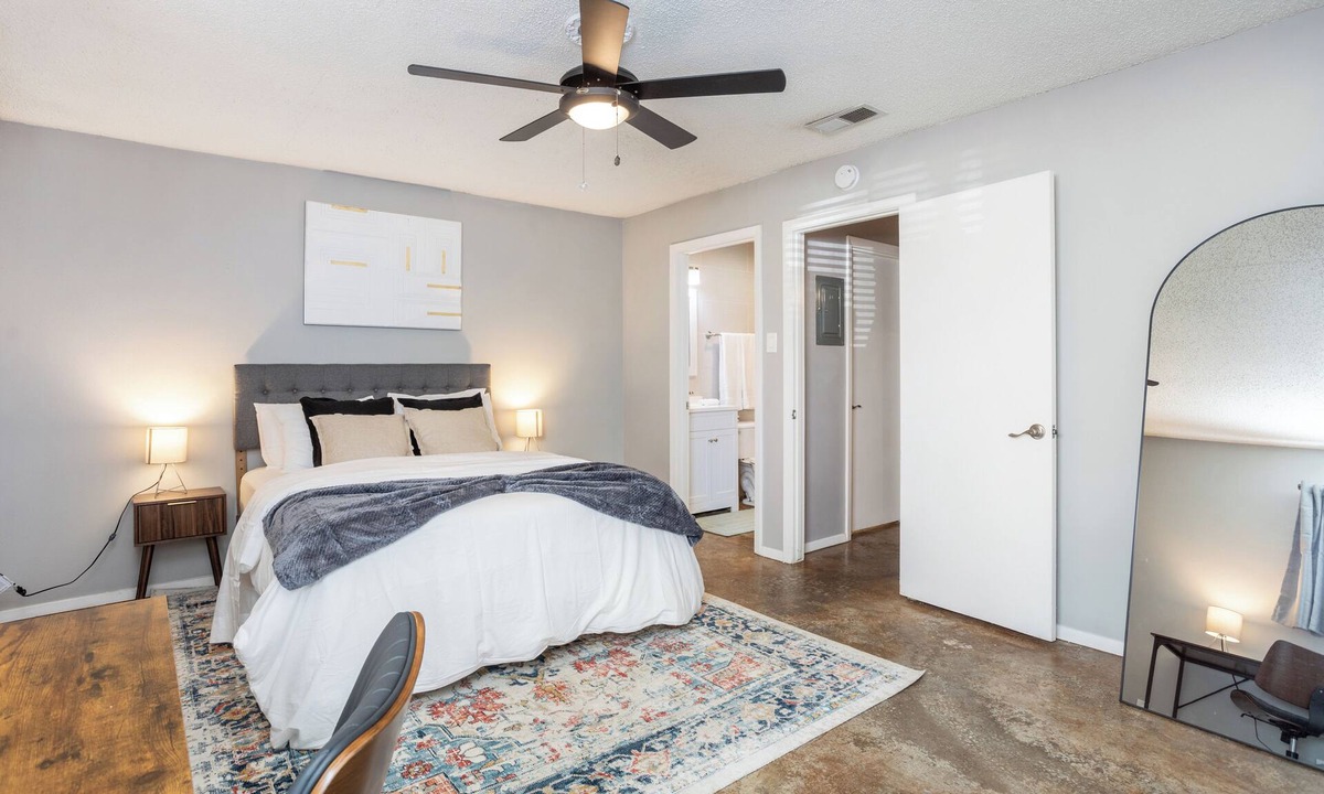 St. Edwards Apartment | Luxury 1-BR Retreat near DT Austin & UT