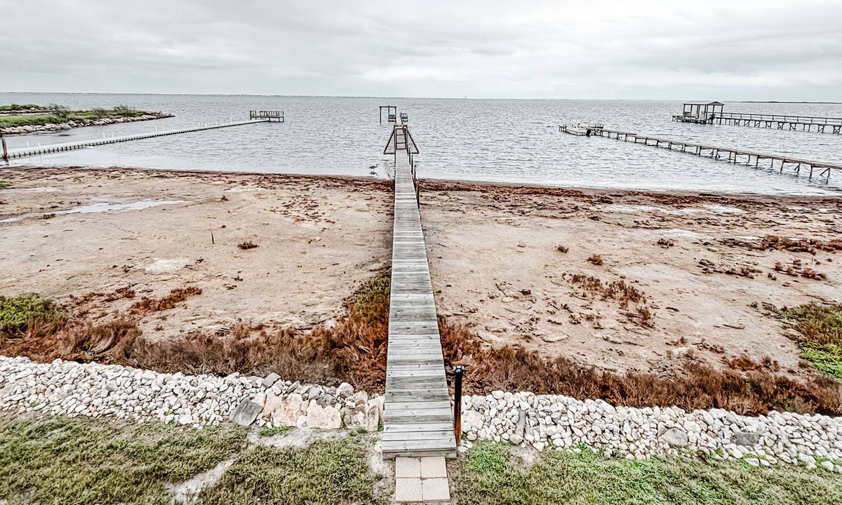 Flour Bluff House | Luxury cottage on the bay/private pier/Flour Bluff/15 min. to the beach!