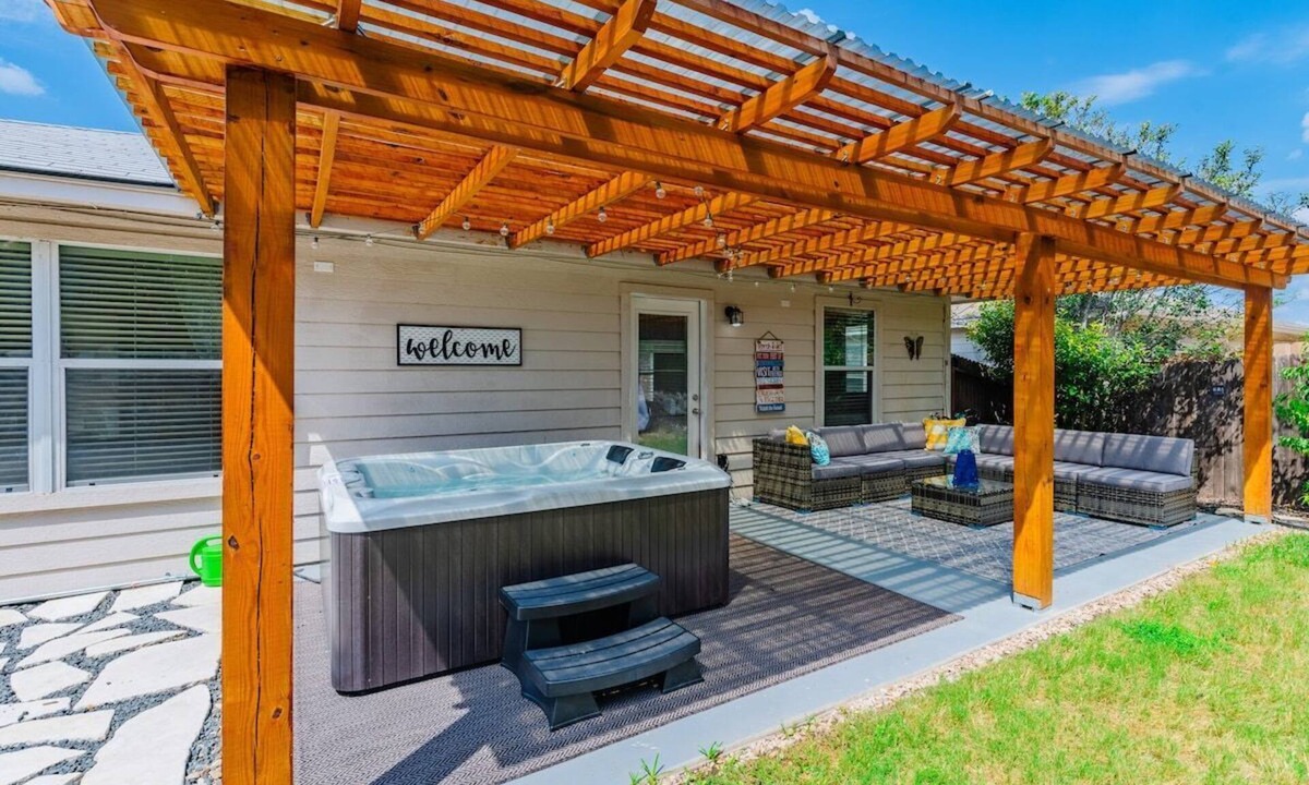 Wetmore House | Luxury Home with Hot-Tub, Pool Table & BBQ by Fiesta Texas & Seaworld