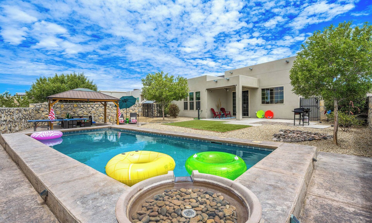 Las Cruces House | Luxury Oasis Best Location Ping Pong CoffeeBar Fireplace Grill