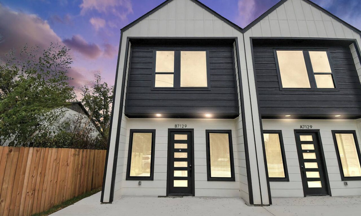 OST - South Union House | Luxury Retreat - 5 Min to NRG & Med Center - Sleeps 8 - Backyard + Free Parking