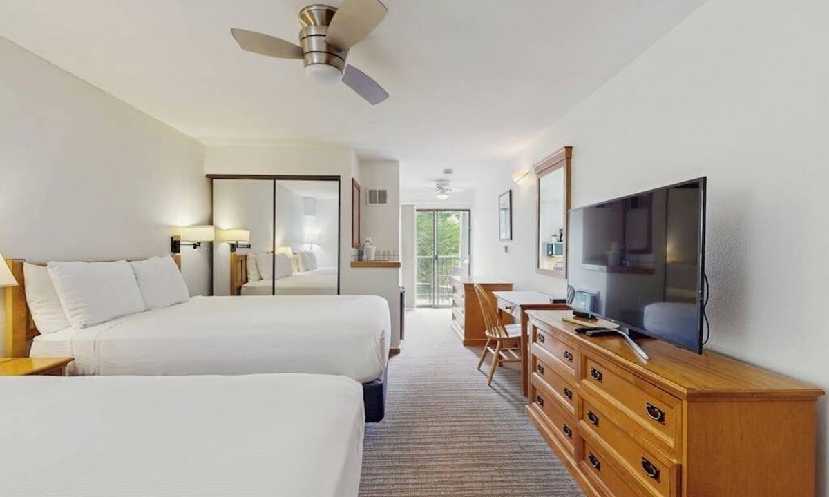 West End Cabin | Main Street gem - pool & hot tub - walk to lifts, dog-friendly, balcony