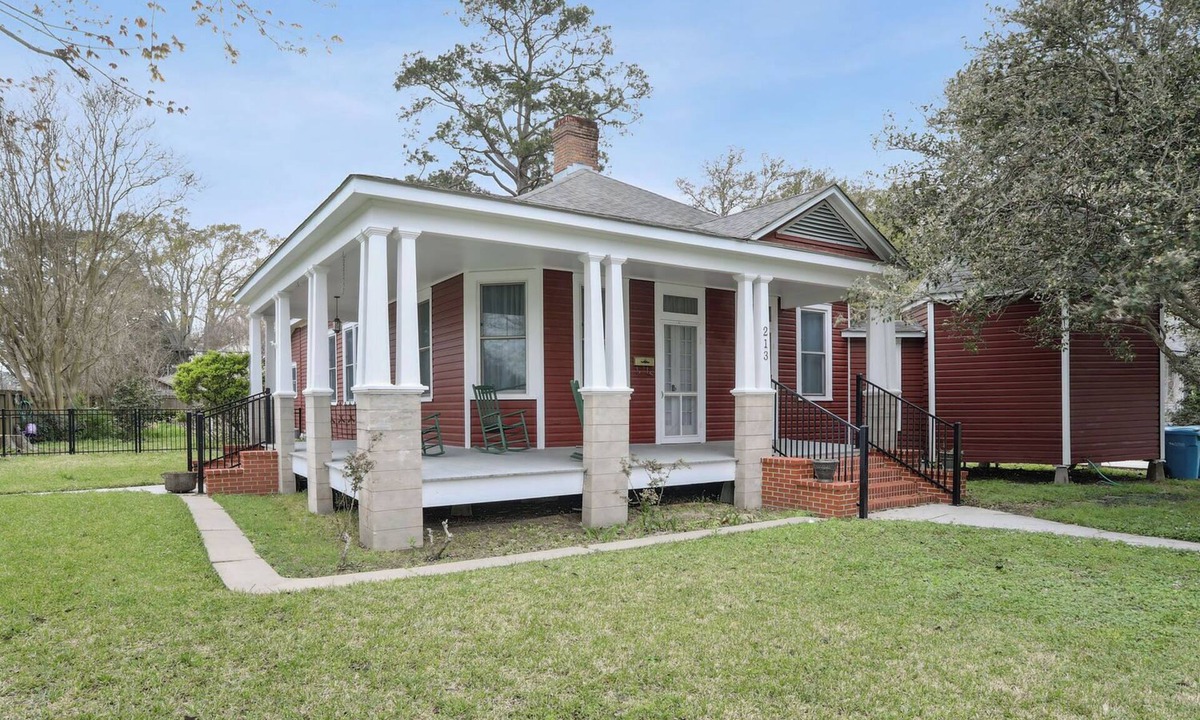 New Roads House | Maison Rouge. Quaint house in Historic town of New Roads. Close to everything!