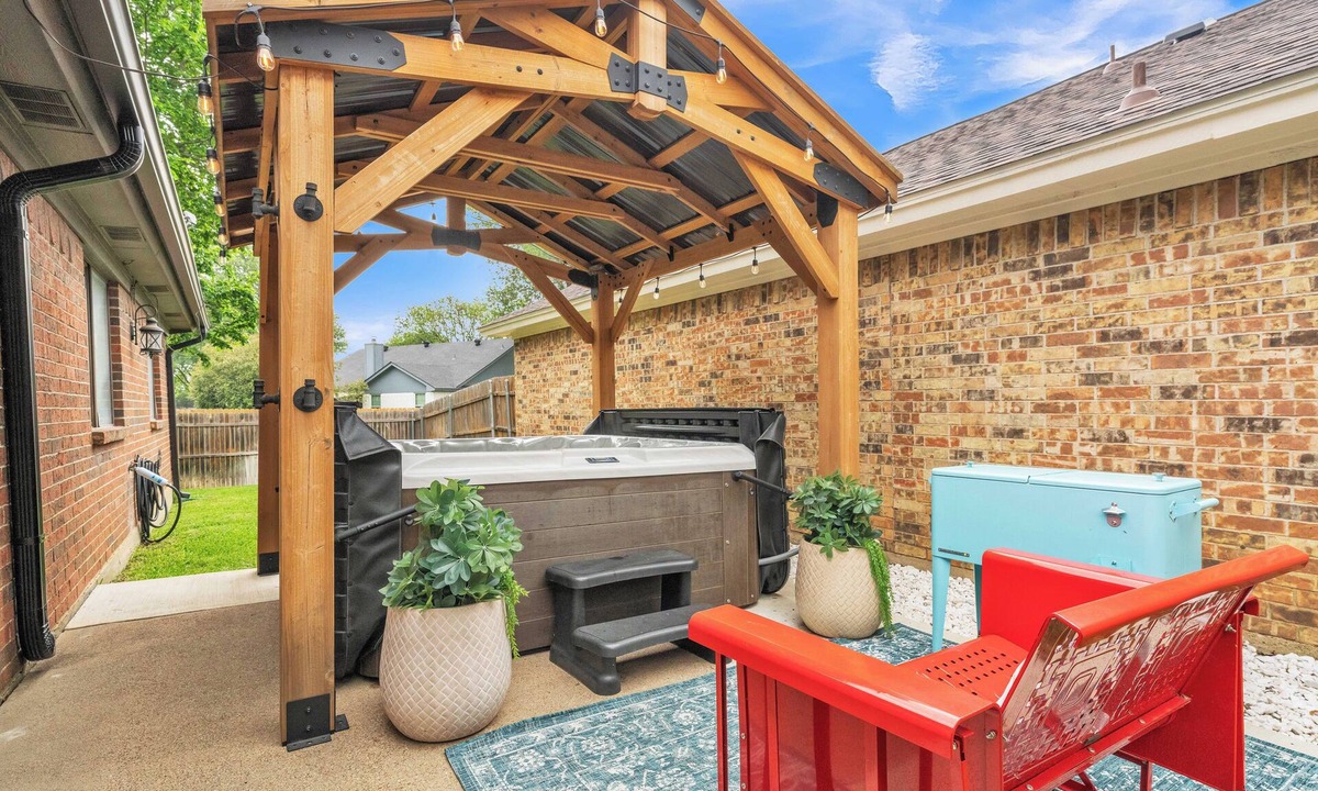 South Arlington House | Mansfield Farmhouse, Hot Tub, Arcade, Near AT&T Stadium, Sleeps 6 + Pets OK