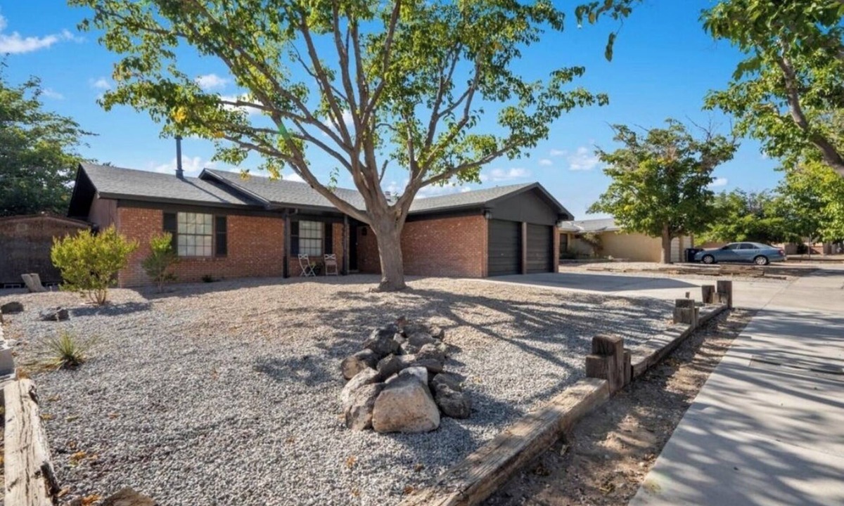 Taylor Ranch House | Marvelous 3-bedroom house with a GameRoom in Albuquerque.