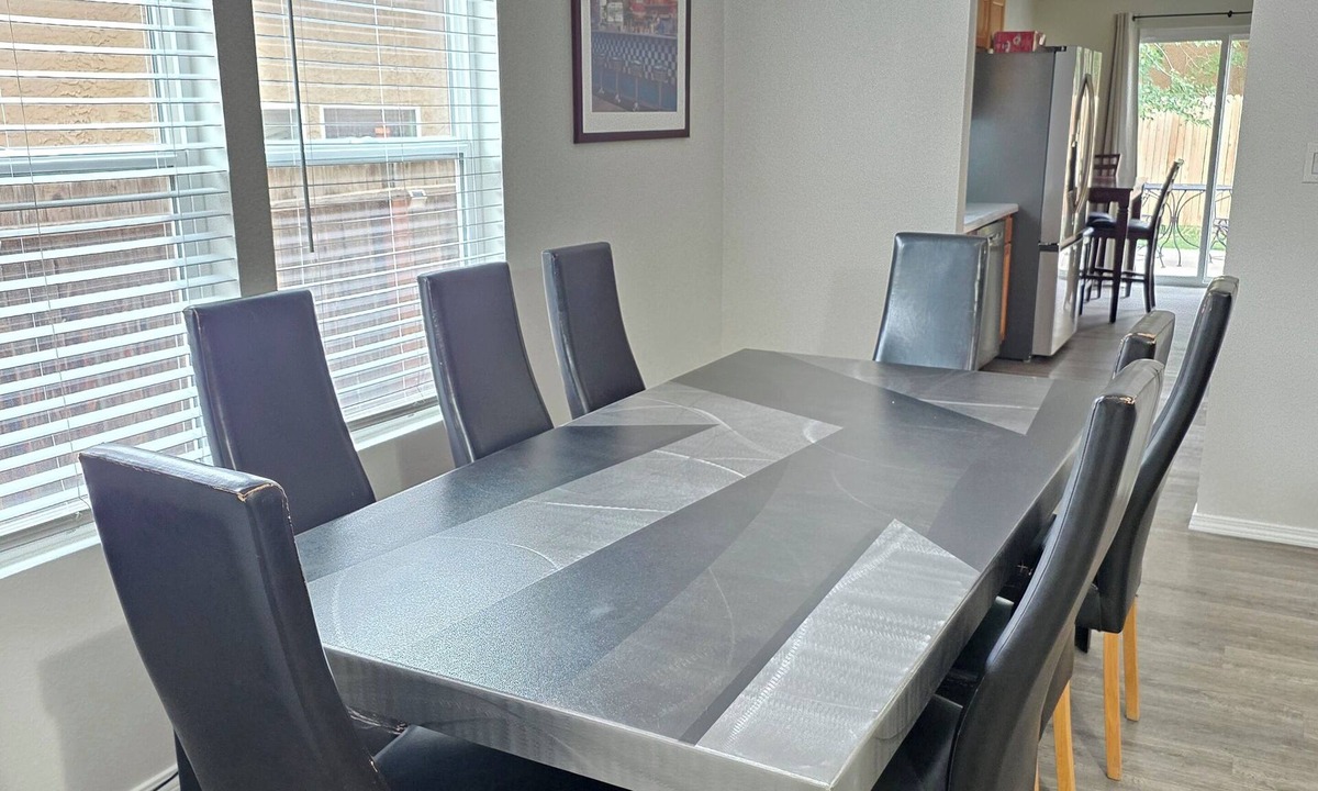 Northeast Heights House | Metro Dreamzz” 4 bedroom, Pets Welcome, 5G Fiber Wifi !