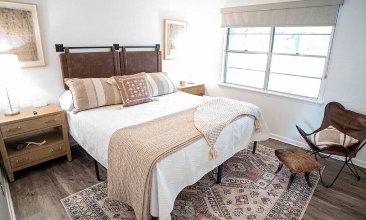 Burton House | Mins to Round Top, Retreat beneath the live oaks