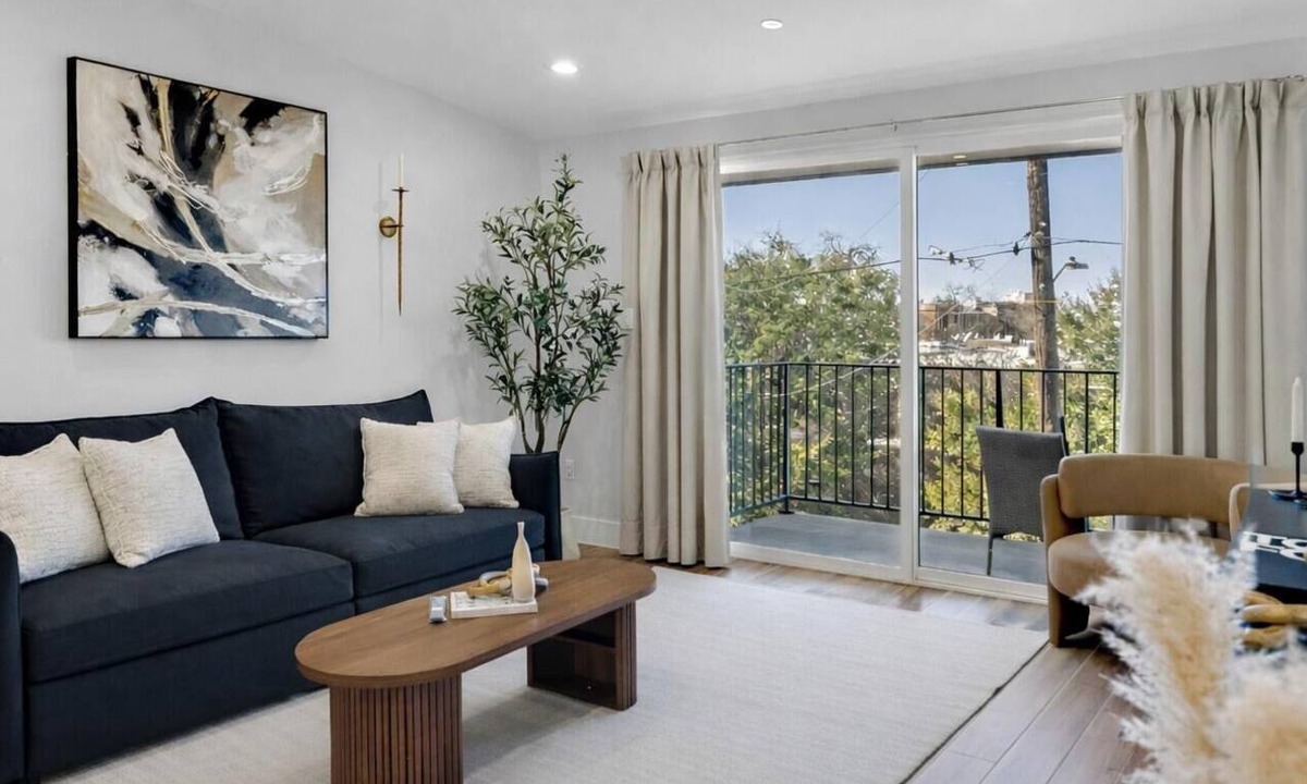 Oak Lawn Apartment | Modern 1BR/1BA OakLawn – Near Uptown & Medical District W/Free Parking + EV