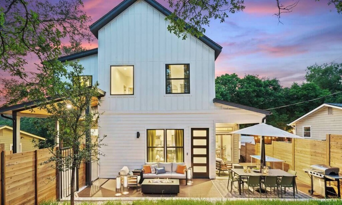 MLK House | Modern 4BR House in Trendy East ATX w/Hot Tub! Near All Austin Hot Spots!
