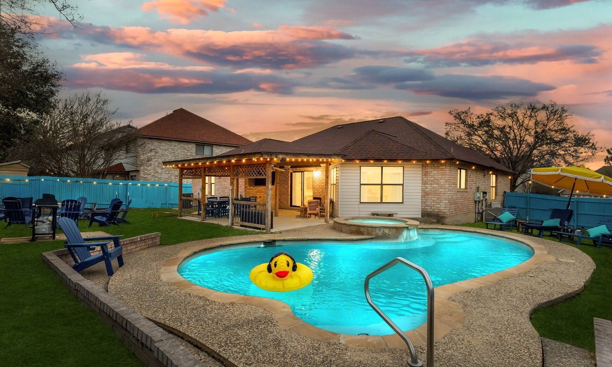Wetmore House | ​Modern 4BR with Pool & bbq & Fire Pit & Home Theatre &Game Room—Near Six Flags!