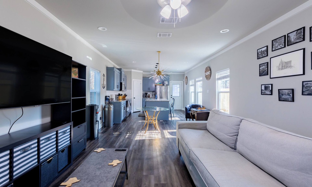 Dallas House | Modern and comfortable 3 BR home near Downtown Dallas w/balcony and yard