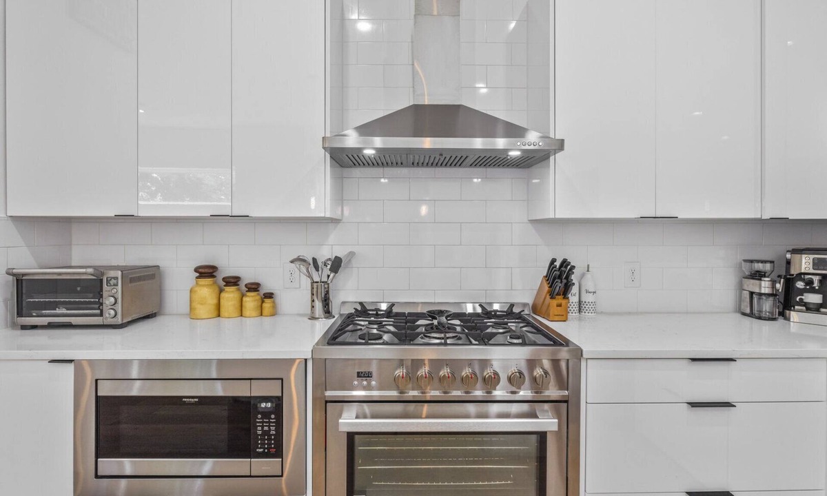 Montopolis Apartment | Modern Apartment in Prime Location (ID1377X584)