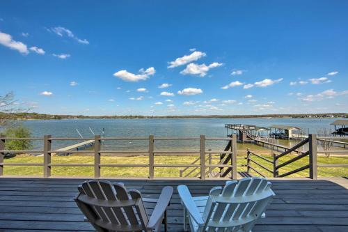 Log Cabin House | Modern Cedar Creek Lake Retreat w/Panoramic View!
