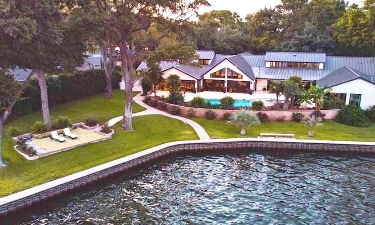 Leisure Land House | Modern Lake Mansion - CasaPalmaTX, 6 bedrooms with 6 en suite bath with showers
