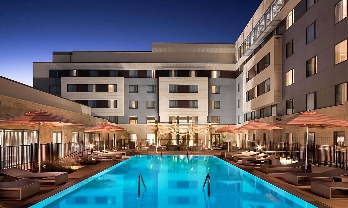 Bee Cave Hotel | Modern Room w/Scenic Rooftop Dining, Cozy Atmosphere, & Outdoor Pool