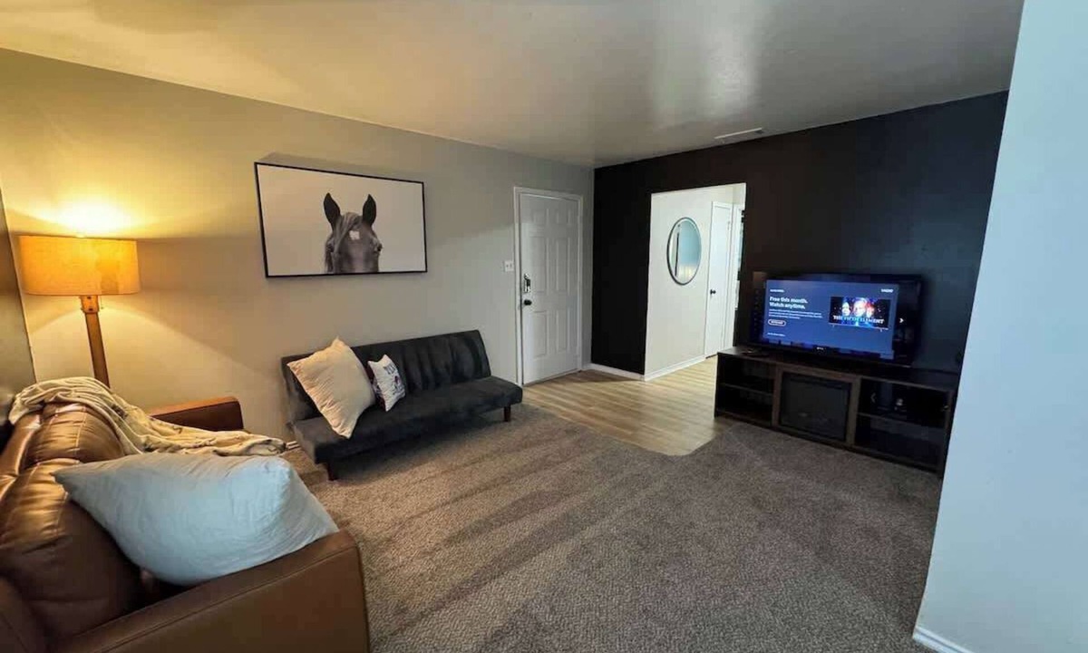 Waxahachie Apartment | Modern Western | Sleeps 4 | Heart of Waxahachie