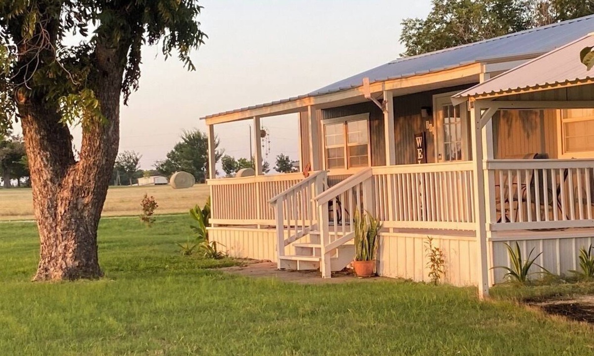 De Leon Cabin | Mom's Place - 1 bedroom cabin with AC/HEAT. 1 1/2 miles from downtown DeLeon, TX