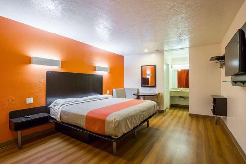 Madisonville Hotel | Motel 6-Madisonville, TX