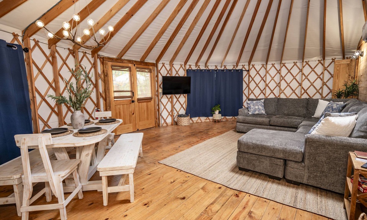 Bandera Cabin | Mourning Dove Yurt! Cold A/C! Hot Tub! Medina River Access ! Close to Town!