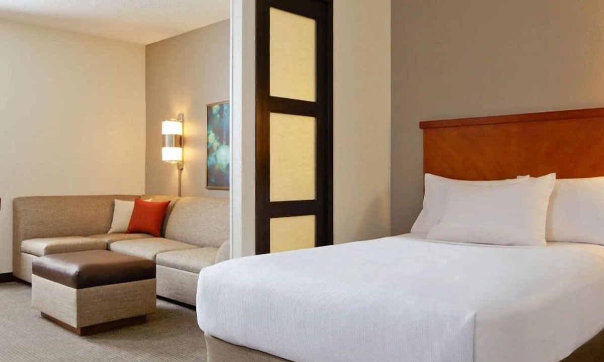 St. Johns Hotel | Near High Five Entertainment! FREE Parking, Outdoor Pool, Pets Allowed!