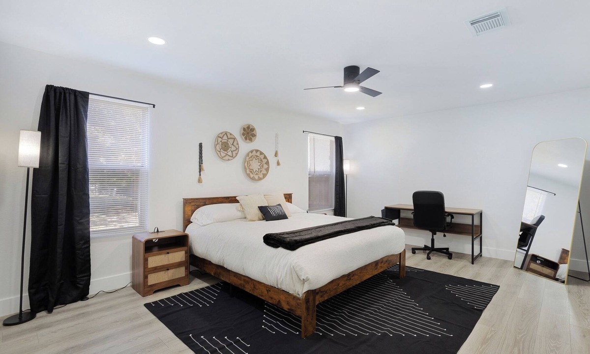 Little Elm House | Near Universal Studios Kids TX - Sleeps 10 - King Suite