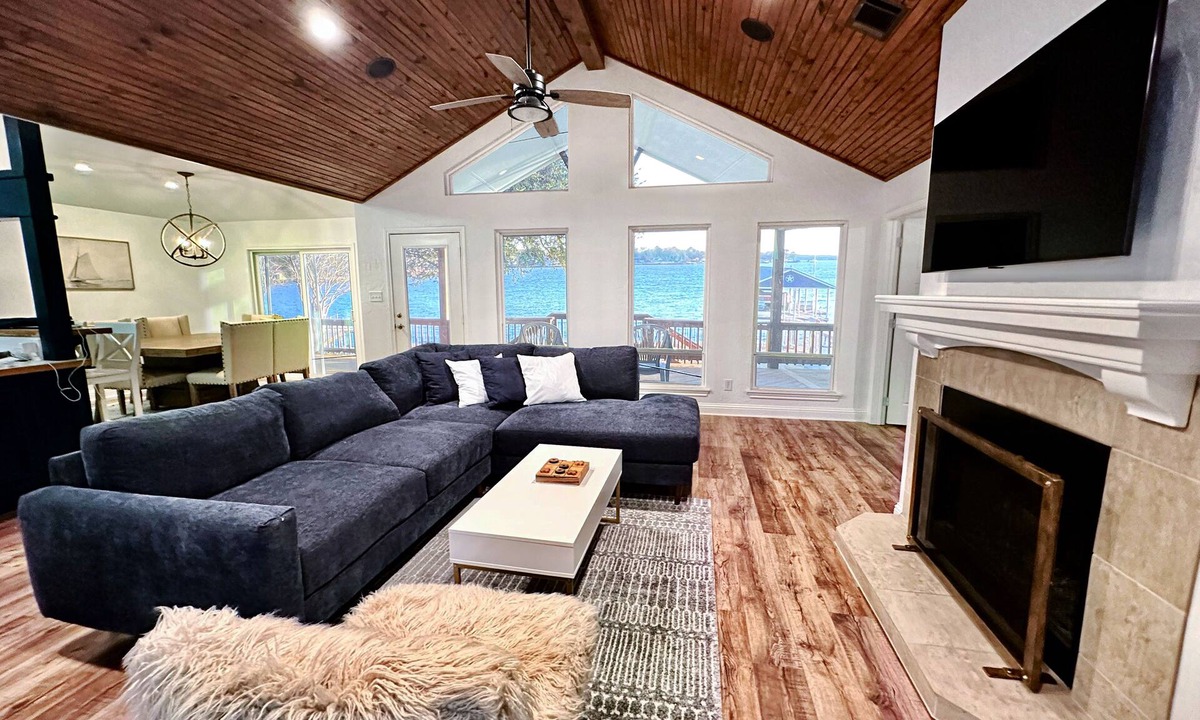 Gun Barrel City House | New Lakefront Home-Private Dock on Open Deep Water in Convenient Loc Cul de sac