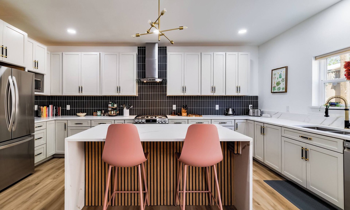 Southside House | New Luxury MCM Home Steps from Meow Wolf & Amazing Chef's Kitchen