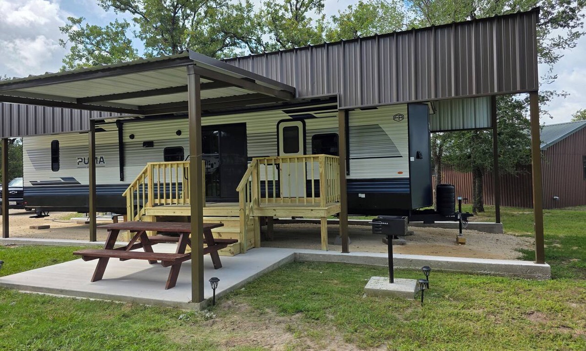 Somerville House | New RV Sleepy Owl ,2-bedroom, 2 bathroom, 1 mile from lake Somerville.