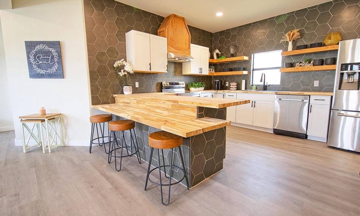 Saint Jo House | North Texas Hill Country Retreat, Stylish & Spacious 4BR Home