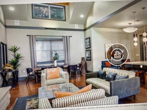 Barton Hills Apartment | Oasis Retreat237