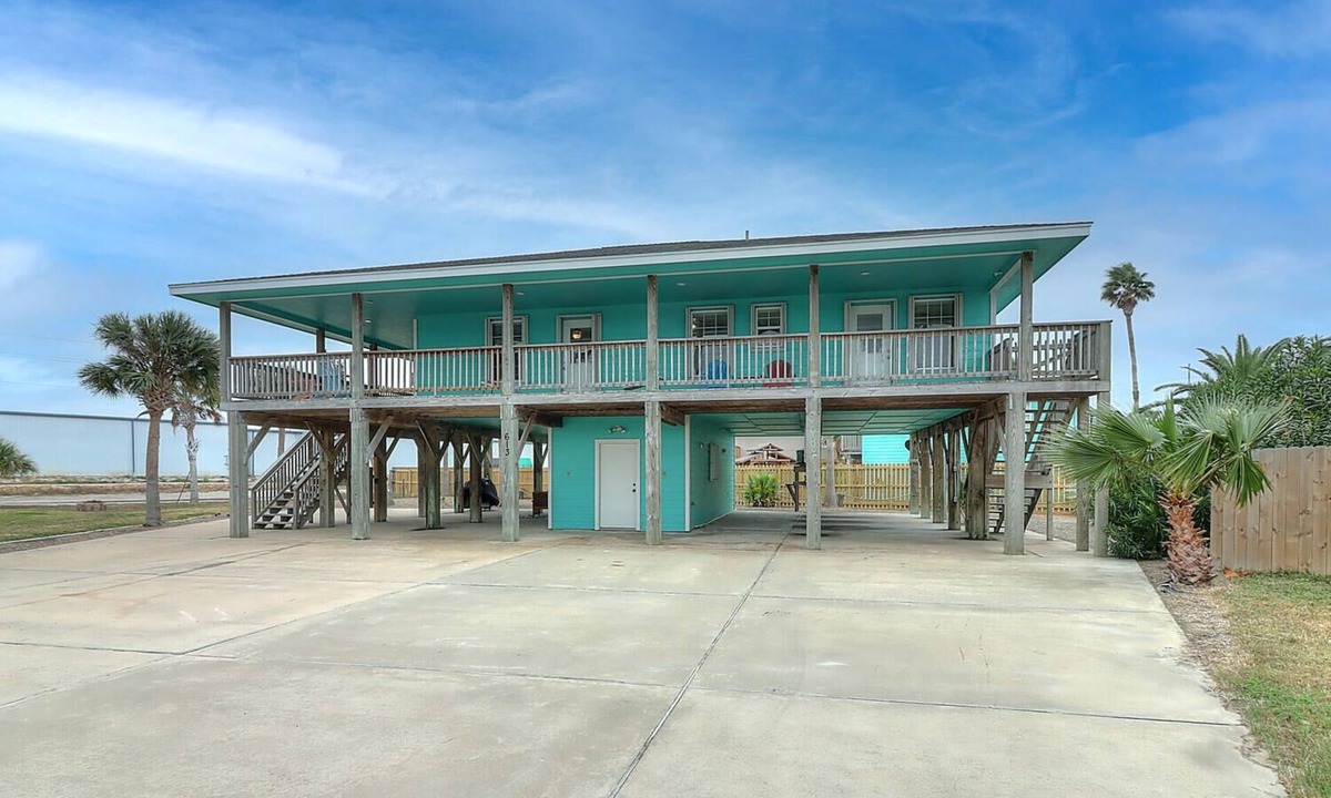 Leeward Sands House | Ohana GetAway is the perfect tropical retreat for your party of 10—and it’s pet